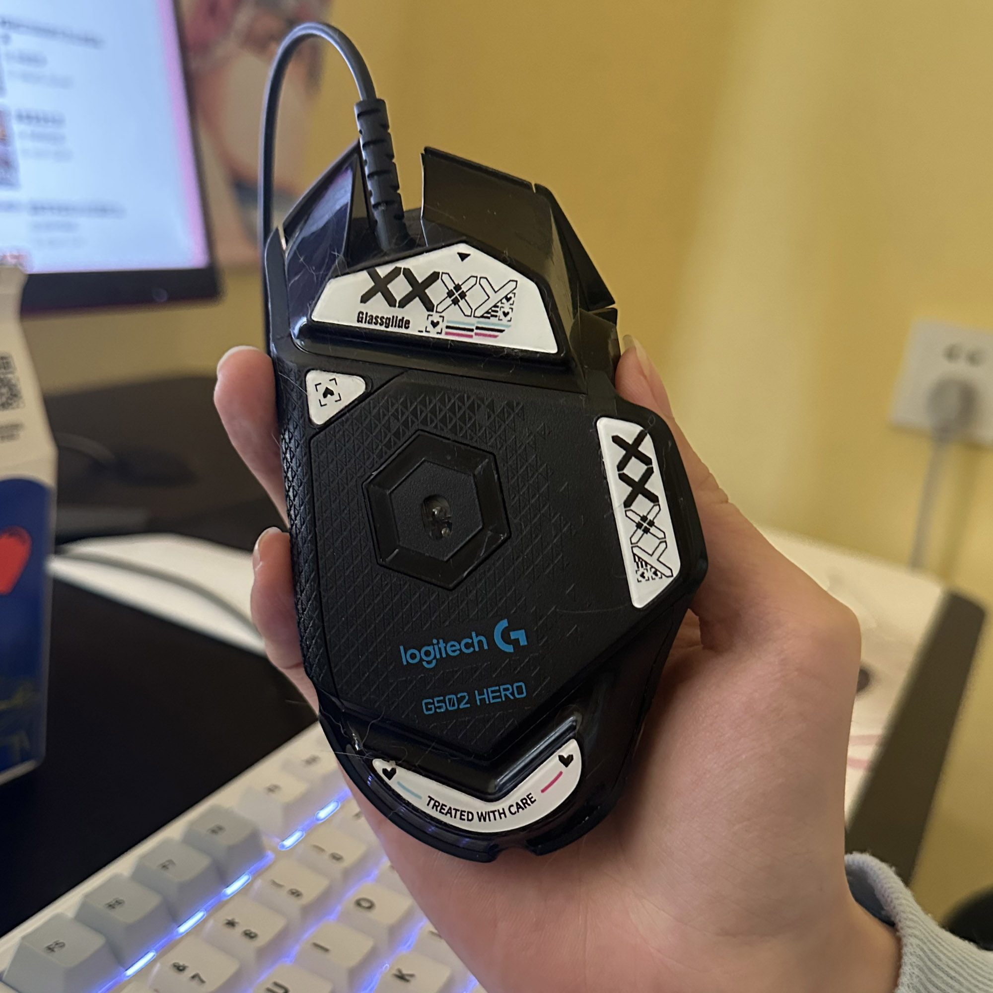 Tempered glass foot pads are s - Logitech Mouse G502 review and price